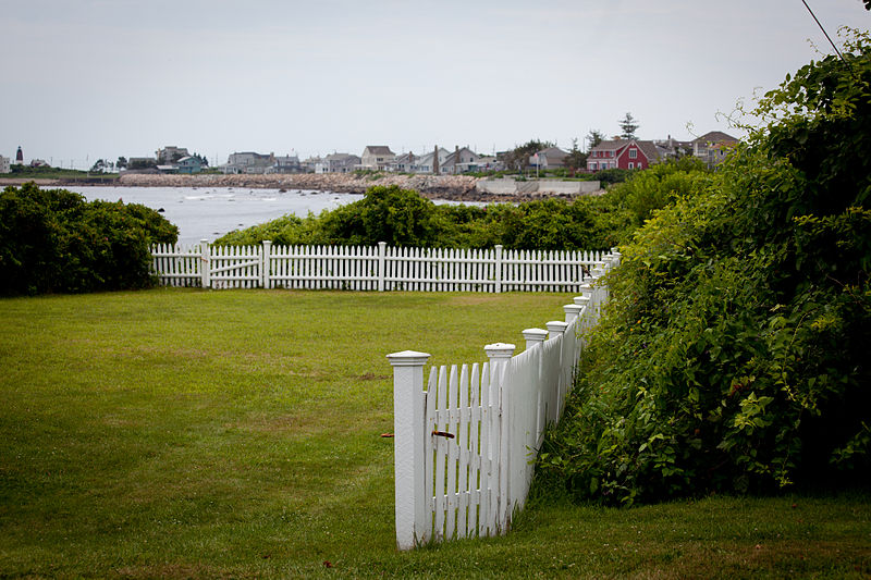 800px-Point_Judith_white_picket_fence